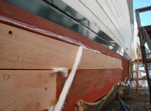 Restauração de barco de madeira: remoção e substituição de tábuas
